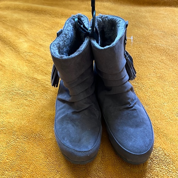Never worn fur lined boots. Grey suede like boot from Primark - Picture 1 of 5
